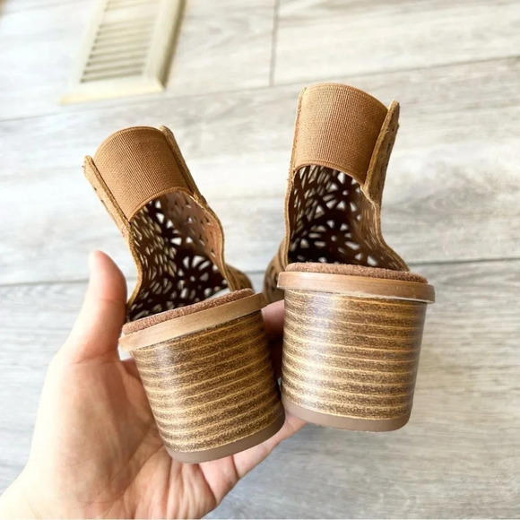 ANDRE CARIOCA CAMEL  LASER CUTOUT BOOTIE SANDAL - Picture 10 of 13